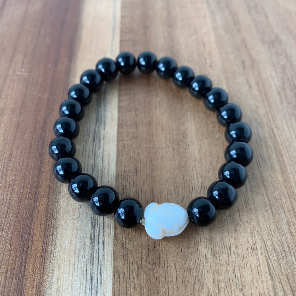 Black bead stretch bracelet with frog